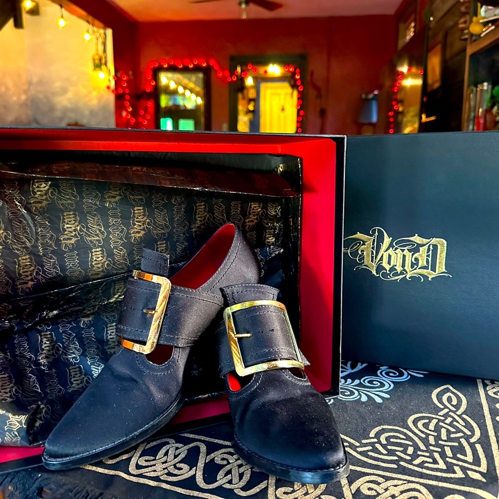 Von D Coven shoes with Gold Buckle size 5
